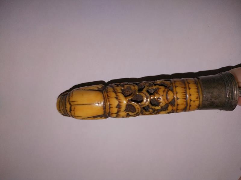 An antique knife with carved ivory handle, a/f. - Image 10 of 15