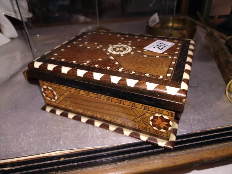 An inlaid box with chessboard incorporated, chess pieces included, missing 1 black pawn - Image 3 of 3