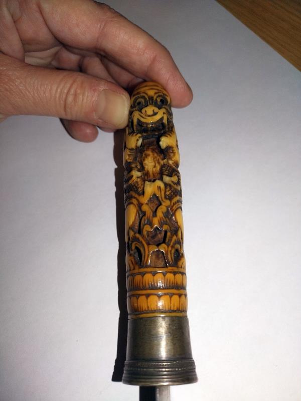 An antique knife with carved ivory handle, a/f. - Image 8 of 15