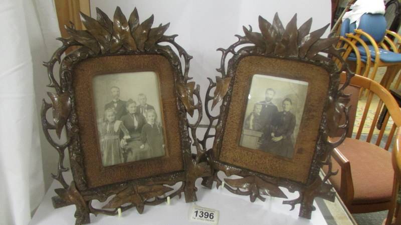 A pair of 19th-century carved wood photograph frames (1 a/f).