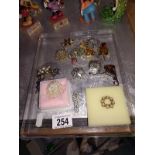 A mixed lot of vintage brooches