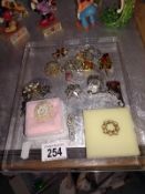 A mixed lot of vintage brooches