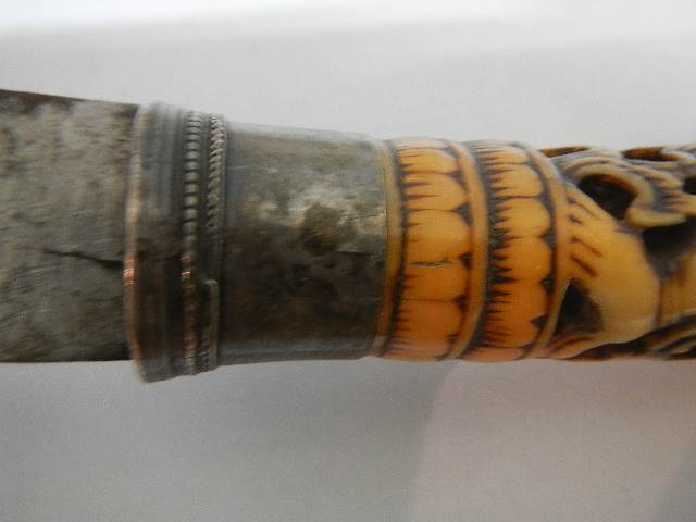 An antique knife with carved ivory handle, a/f. - Image 6 of 15