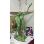 A tall metal frog garden statue, 104 cm tall. COLLECT ONLY.