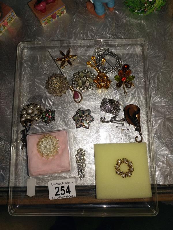 A mixed lot of vintage brooches - Image 2 of 2