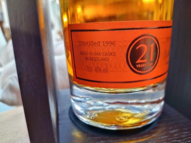 A sealed bottle of Highland Queen Majesty 21 year old Scotch whisky - Image 8 of 10