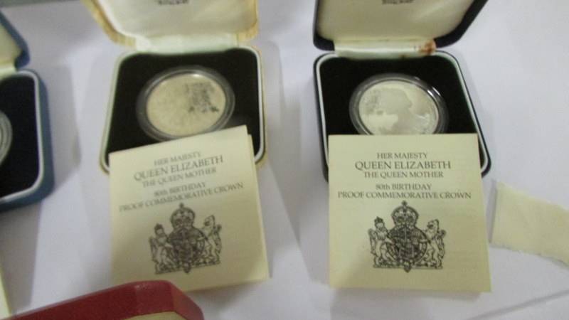 Five cased silver commemorative crowns with certificates. - Image 2 of 4