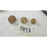 Three gold rings set St. George medallions sizes M, Q and V, total weight 9.8 grams.