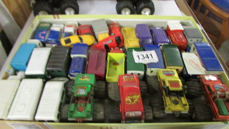 A mixed lot of unboxed die-cast and other vehicles. - Image 3 of 4