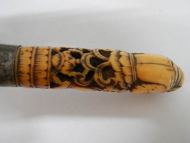 An antique knife with carved ivory handle, a/f. - Image 7 of 15