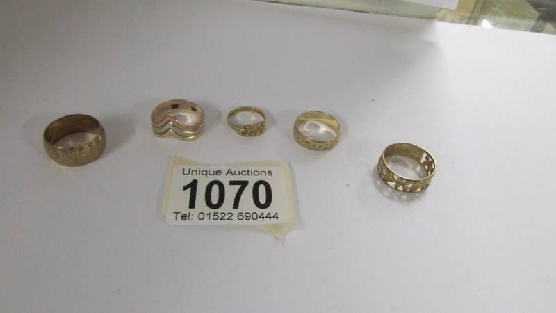 Five 9ct gold rings, 13.9 grams.