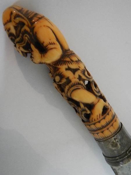 An antique knife with carved ivory handle, a/f. - Image 3 of 15