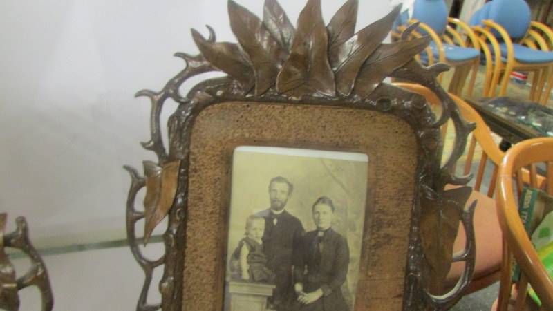 A pair of 19th-century carved wood photograph frames (1 a/f). - Image 6 of 7