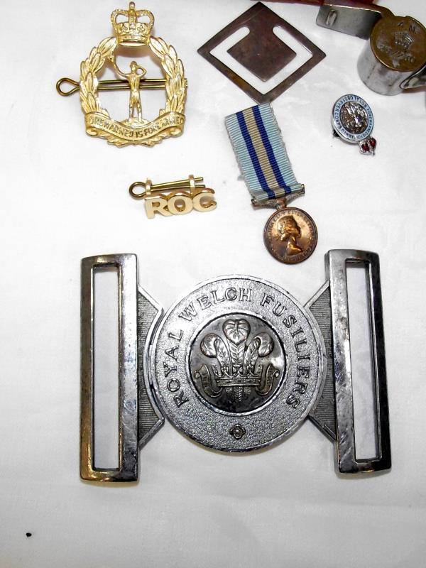 A Royal Welsh Fusiliers belt buckle and other military badges and patches - Image 2 of 5