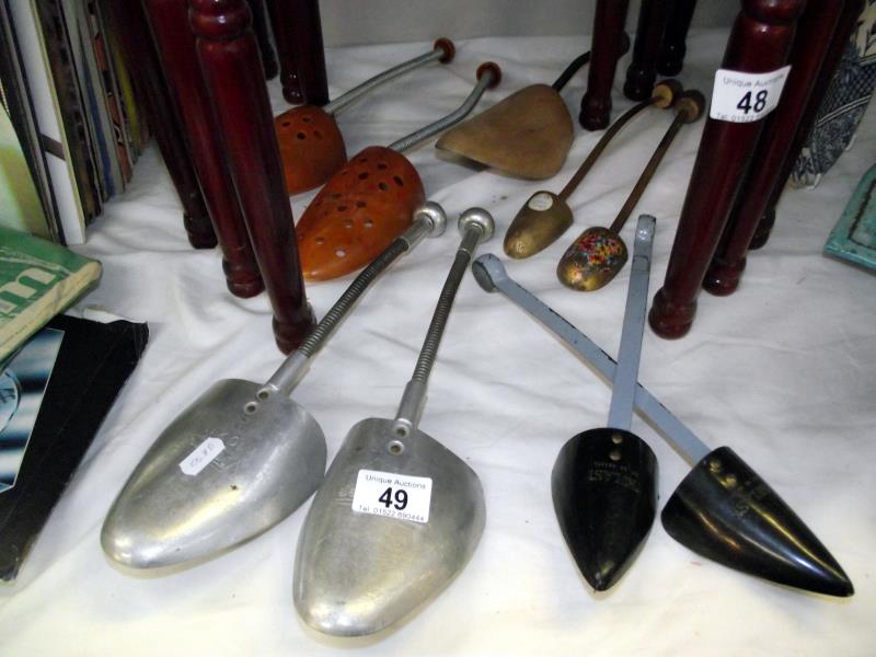 A selection of vintage shoe stretchers, 4 pairs and one single