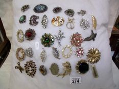 Approximately 30 good brooches