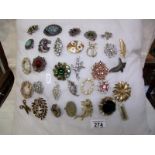 Approximately 30 good brooches