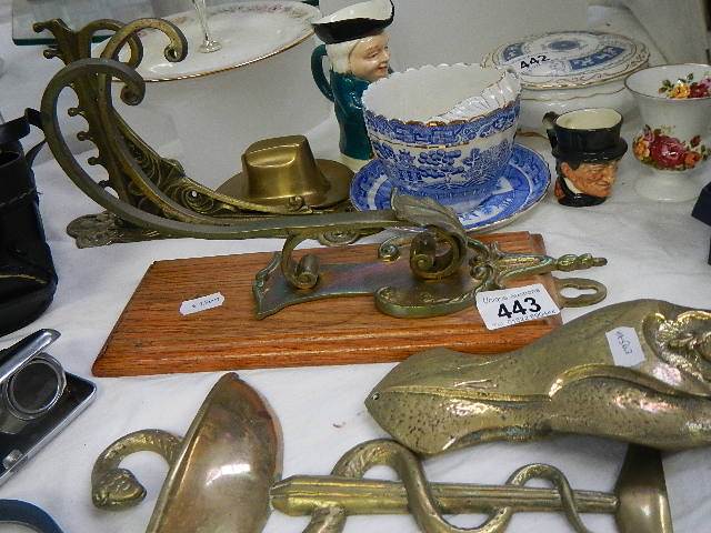 A mixed lot of brassware including brackets. - Image 4 of 5