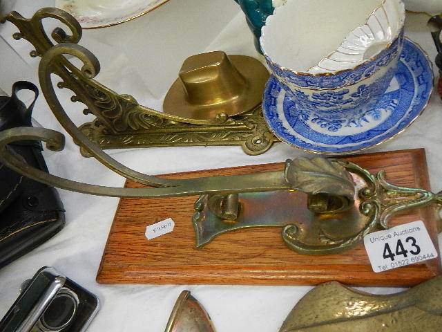 A mixed lot of brassware including brackets. - Image 2 of 5
