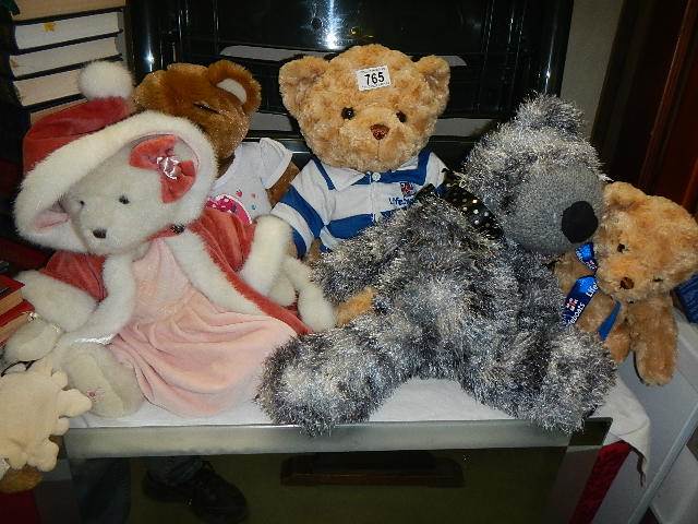 A mixed lot of Teddy bears.