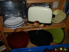 A mixed lot of kitchenware including casserole dishes, COLLECT ONLY.
