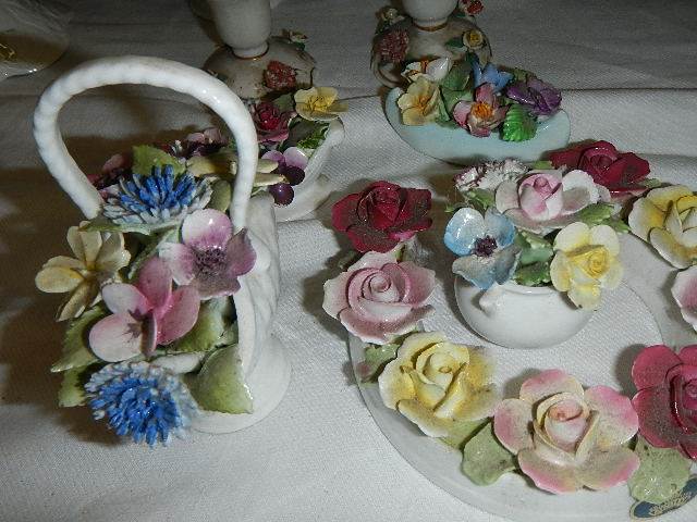 A mixed lot of porcelain posies. - Image 4 of 4