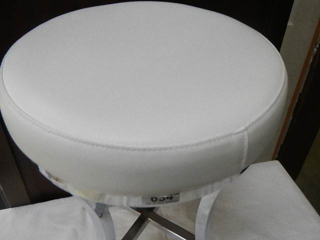 A mid to late 20th-century chrome stool with white seat. COLLECT ONLY. - Image 3 of 3