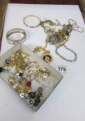 A mixed lot of costume jewellery.