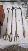 Three brass toasting forks and a shoe horn,