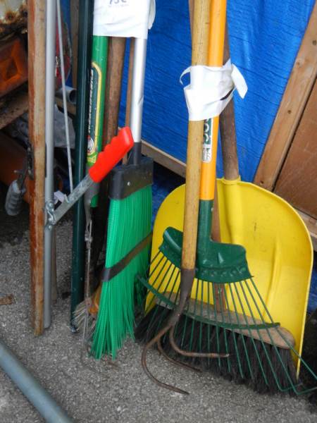 A quantity of garden tools. COLLECT ONLY. - Image 2 of 2