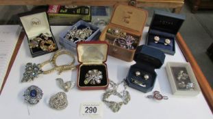 A mixed lot of costume jewellery.