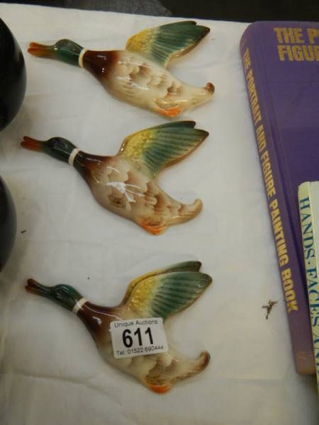 A set of three ceramic flying ducks. - Image 2 of 2