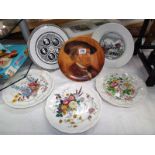 A quantity of collector's plates. COLLECT ONLY.