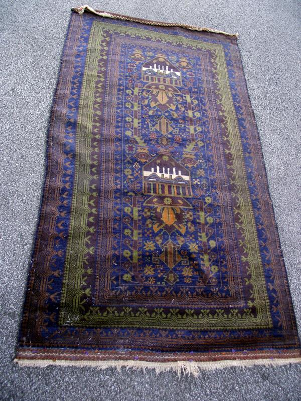 A Turkish/ Aztec style pattern rug. Length 210cm x 113cm. COLLECT ONLY. - Image 2 of 2