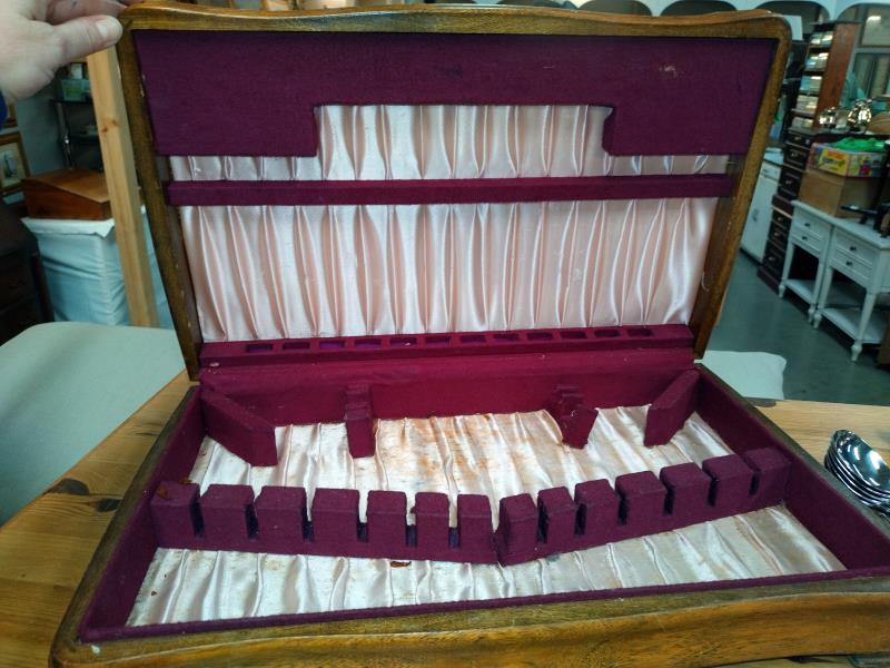 A Victorian mahogany writing box, an empty oak cutlery box and a quantity of Kings pattern - Image 3 of 4