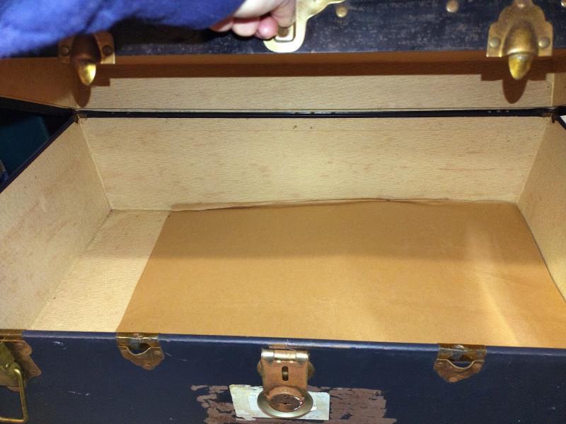 A large old steamer trunk. 91cm x 51cm x 34cm. COLLECT ONLY. - Image 2 of 2