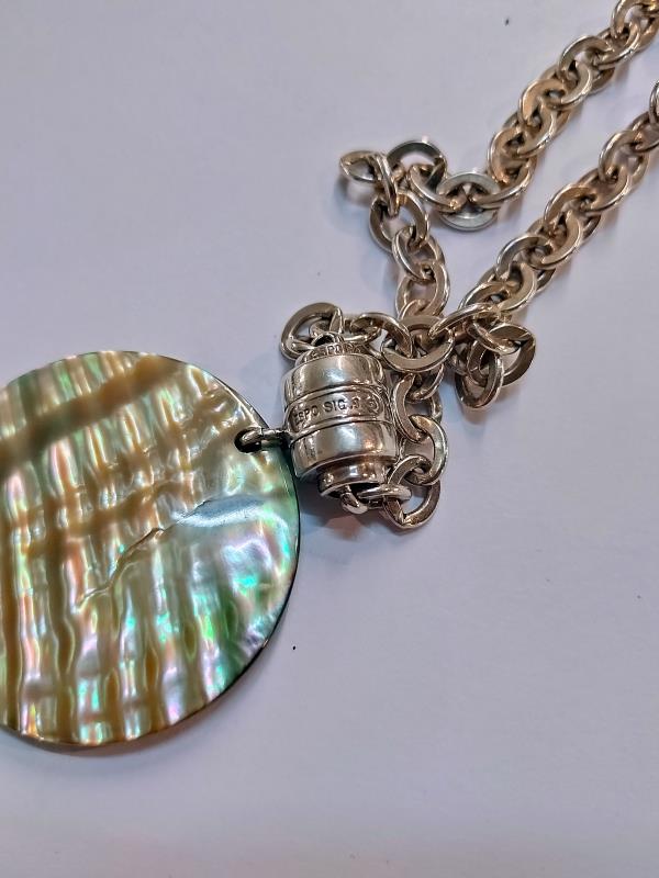 A silver link chain with attached mother of pearl pendant with a pull clasp - Image 3 of 3