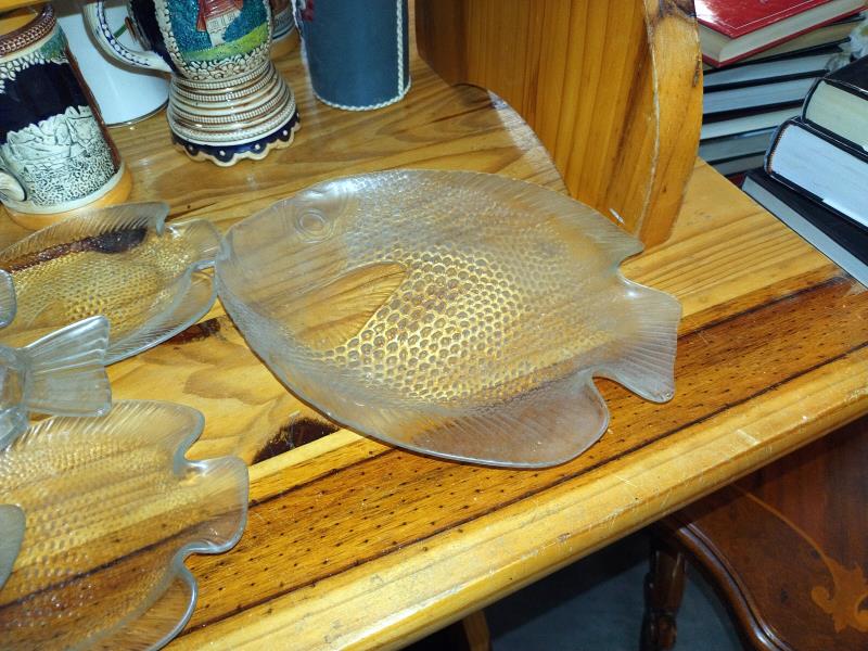 A quantity of glass fish shape plates including one plastic. COLLECT ONLY. - Image 4 of 4