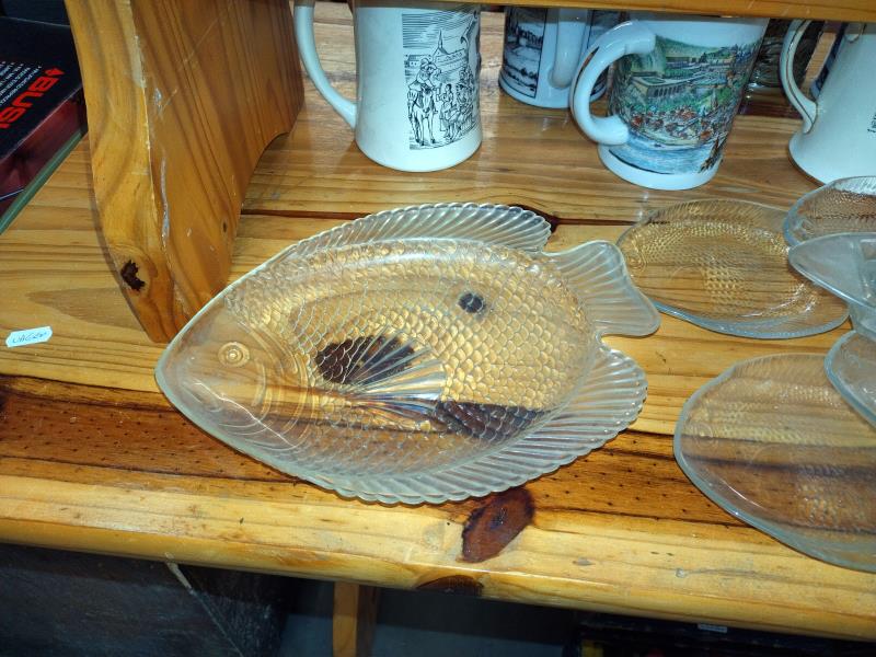 A quantity of glass fish shape plates including one plastic. COLLECT ONLY. - Image 2 of 4