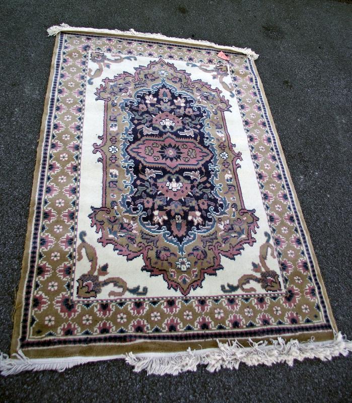 An oriental style pattern rug in beige/white. Length 190 cm x 122cm. COLLECT ONLY.