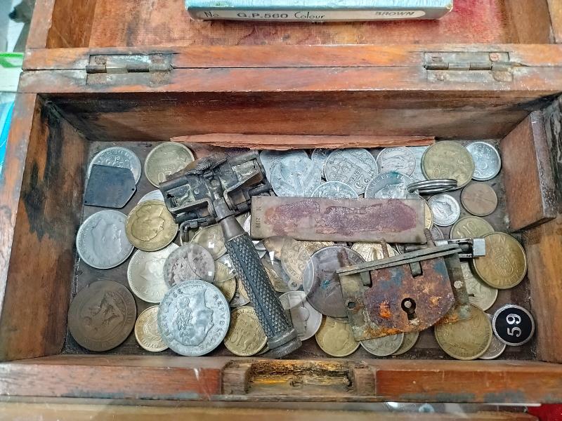 An old wooden box of old mainly foreign coins - Image 2 of 2