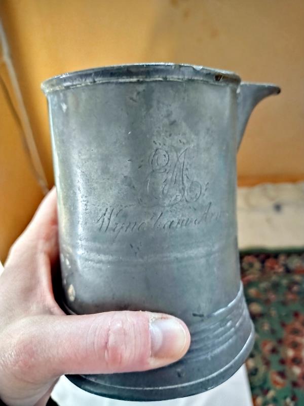 A Victorian pewter tankard with spout faintly engraved Wyndham Arms - Image 4 of 4