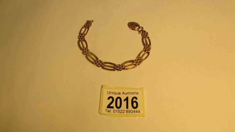 A 9ct gold bracelet with padlock, 9.9 grams.