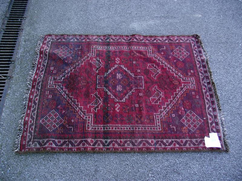 A small red/blue Persian style rug. Length 140cm x 97cm. COLLECT ONLY. - Image 2 of 3