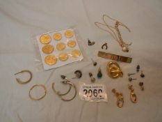 A mixed lot of yellow metal jewellery and a set of golfing buttons.