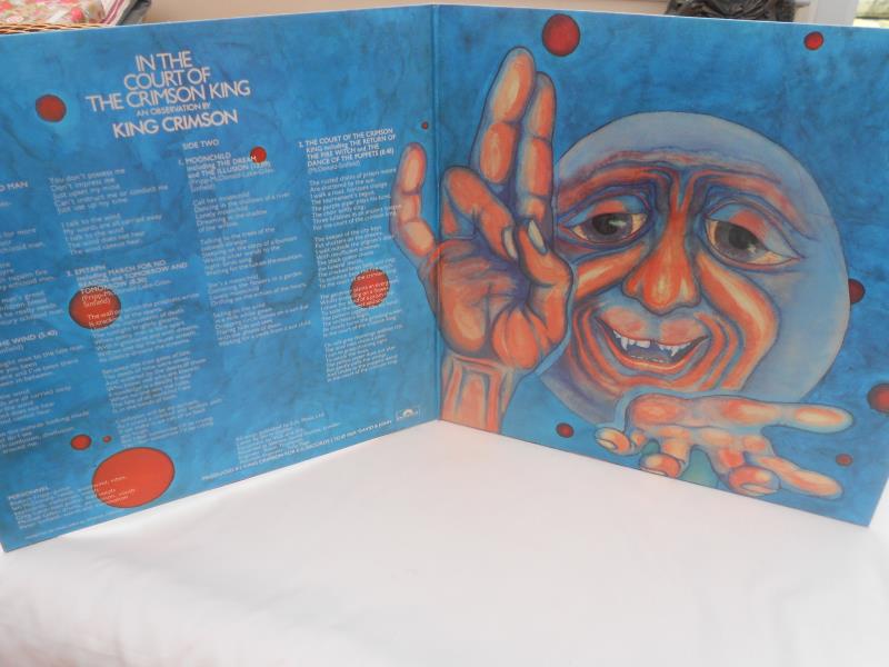 King Crimson - In the court of the Crimson King UK LP record. 2302057 A-1 and B-5 NM+ The vinyl is - Image 4 of 10