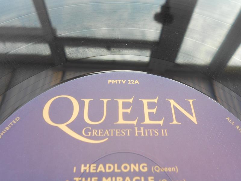 Queen Greatest Hits UK double LP 1st press PMTV 21 A-2U-1-1 and B-1U-1-1 and PMTV 22 A-2-1-2 and B- - Image 9 of 14