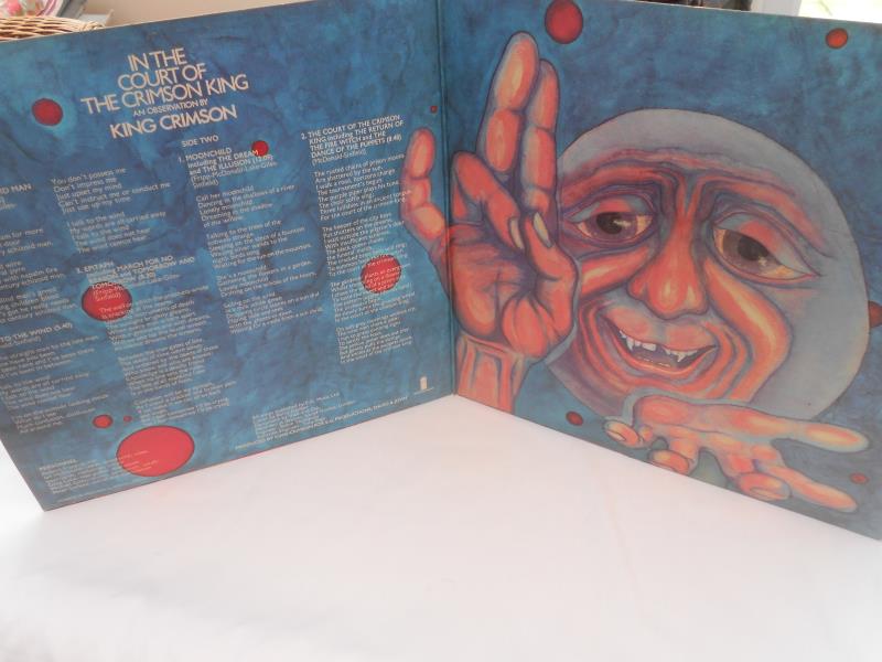 King Crimson - In the court of the Crimson King UK LP record. ILPS 9111 A-3 and B-3 EX+ The vinyl is - Image 5 of 11