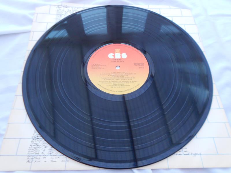 Pink Floyd - The Wall South African 1st press SCBS 2462 Near Mint The vinyl?s are in near mint - Image 5 of 8