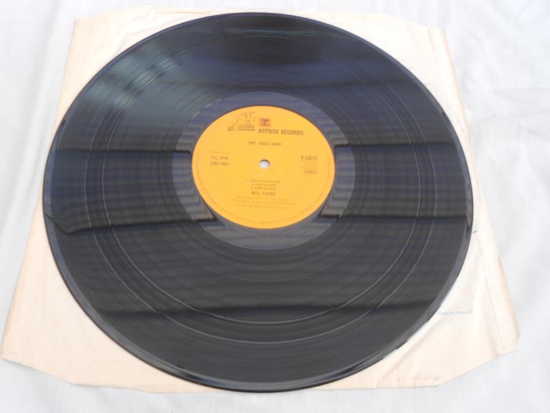 Neil Young collection x 9. All Original LPs In amazing excellent plus to near mint condition - Image 7 of 29